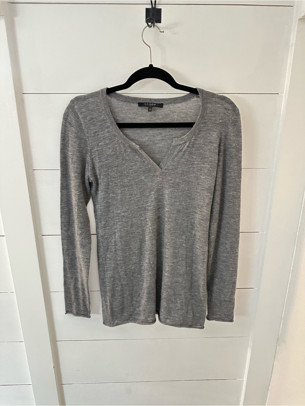 Scoop S 100% Cashmere grey V neck long sleeve soft cozy quiet luxury sweater